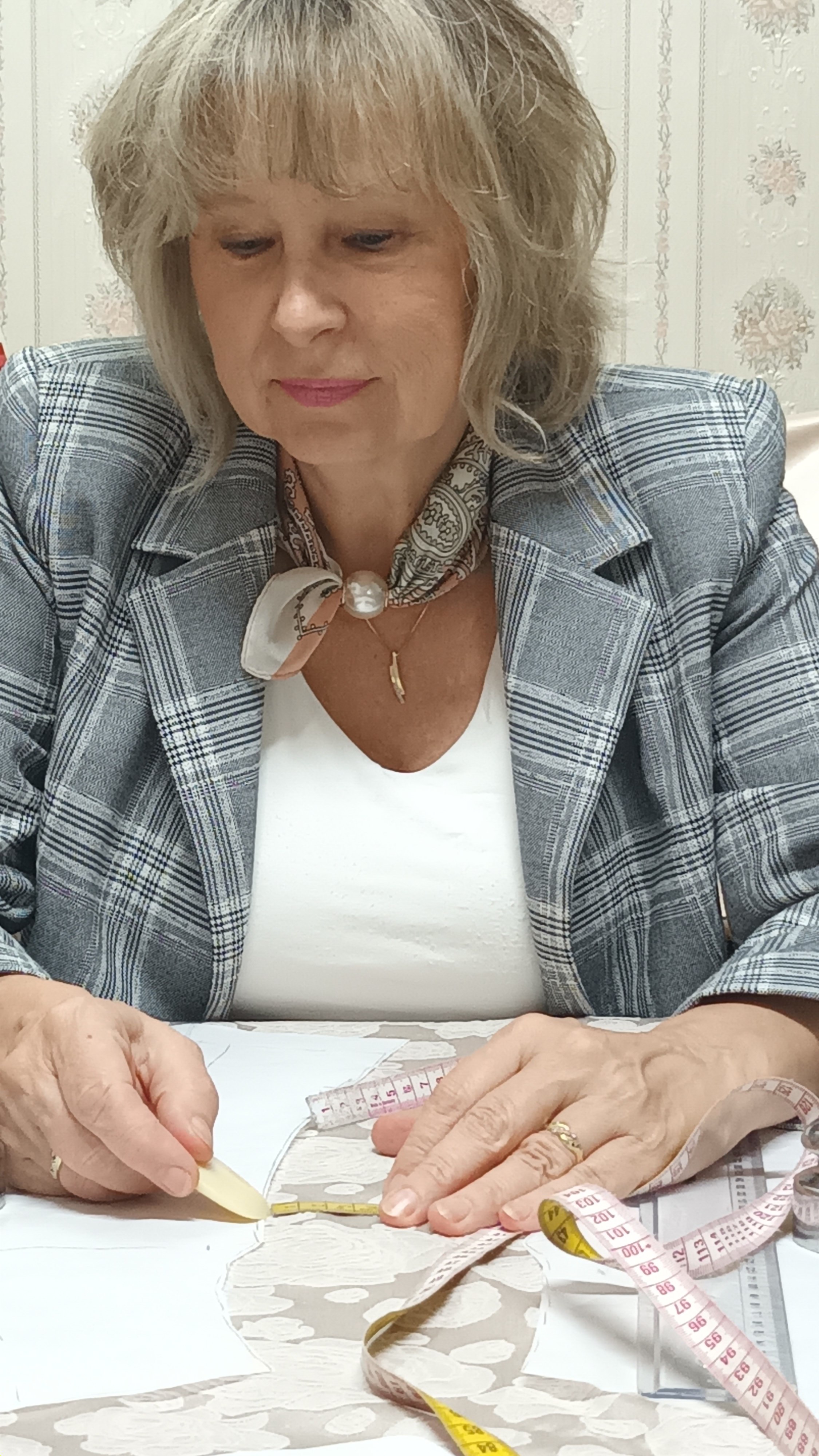 Maria Sysło-Mrówka przy pracy nad wykrojem
